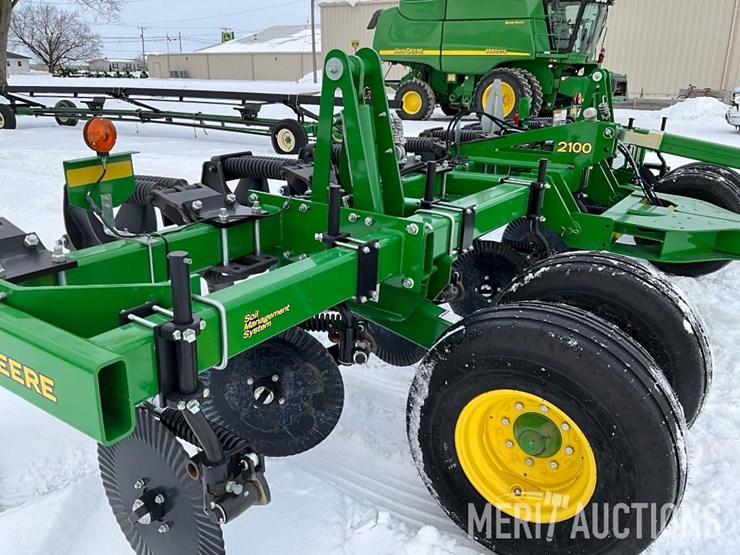 2023-john-deere-2100-image-16