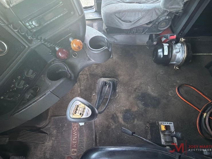 1997-kenworth-p-2000-sleep-truck-tractor-image-19