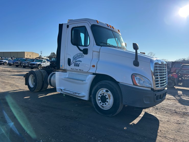 2014-freightliner-cascadia-125-image-3