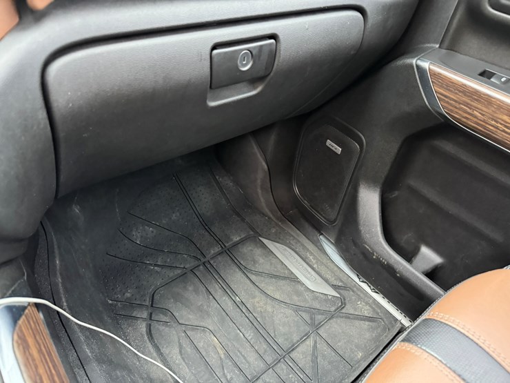 2021-chevrolet-3500hd-image-39