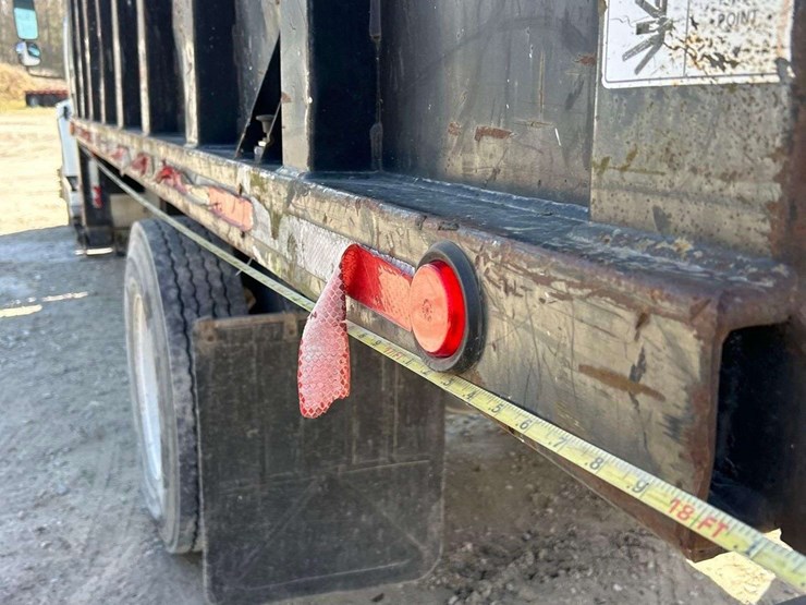 2010-freightliner-m2-106-image-37