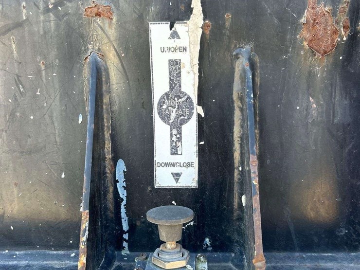 2010-freightliner-m2-106-image-38