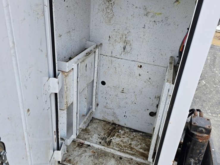 2000-freightliner-fl70-image-18