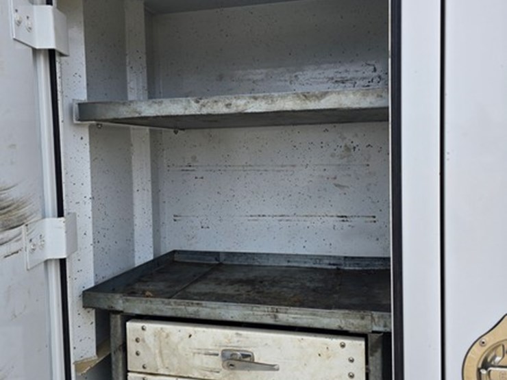 2000-freightliner-fl70-image-12