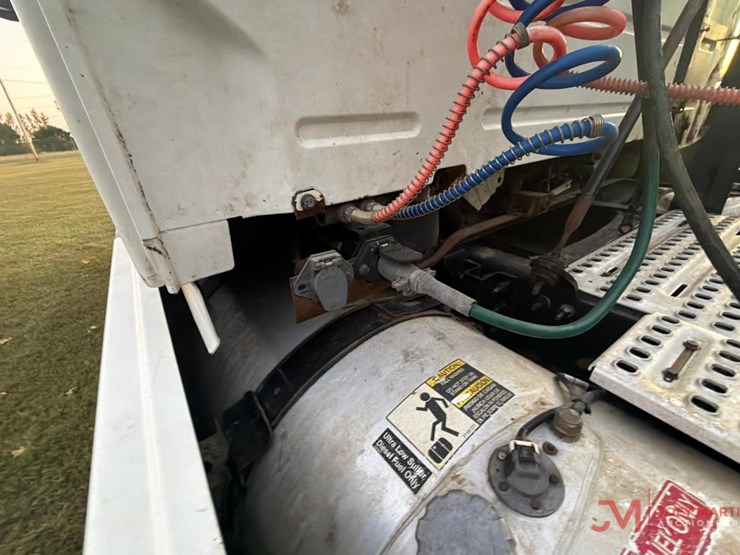 2015-volvo-sleeper-truck-tractor-image-15