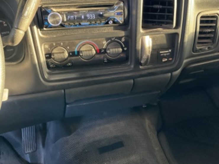 2001-chevrolet-silverado-1500-image-18