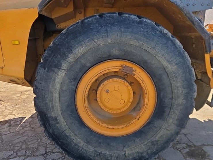 2005-deere-300d-image-3