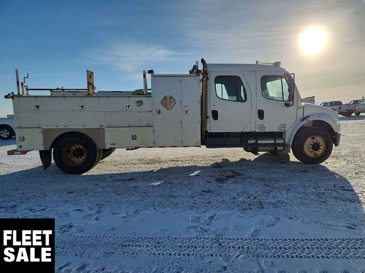 2005-freightliner-m2-106-image-8