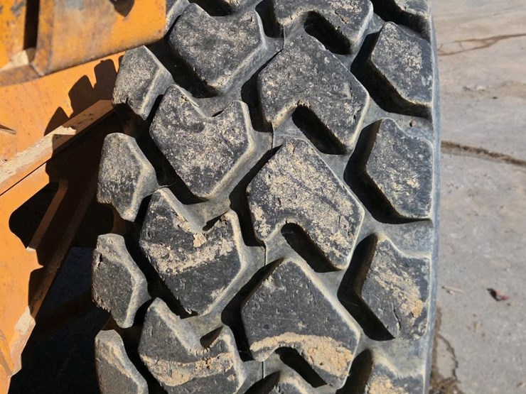 2005-deere-300d-image-18