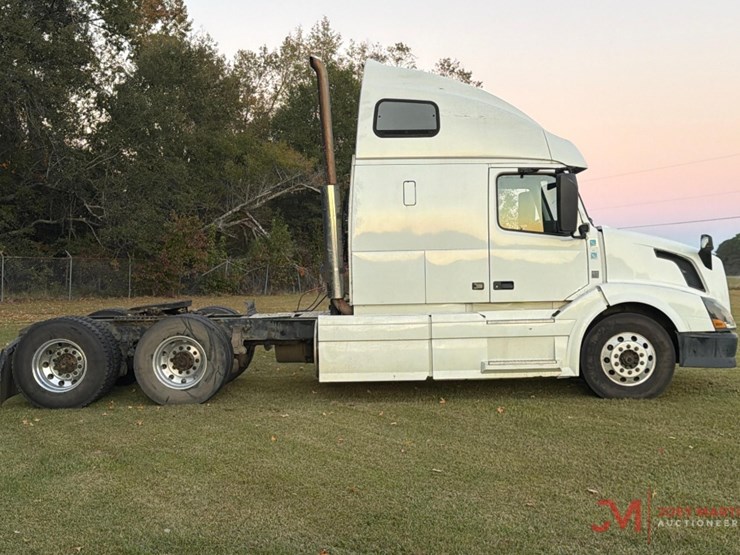 2015-volvo-sleeper-truck-tractor-image-2