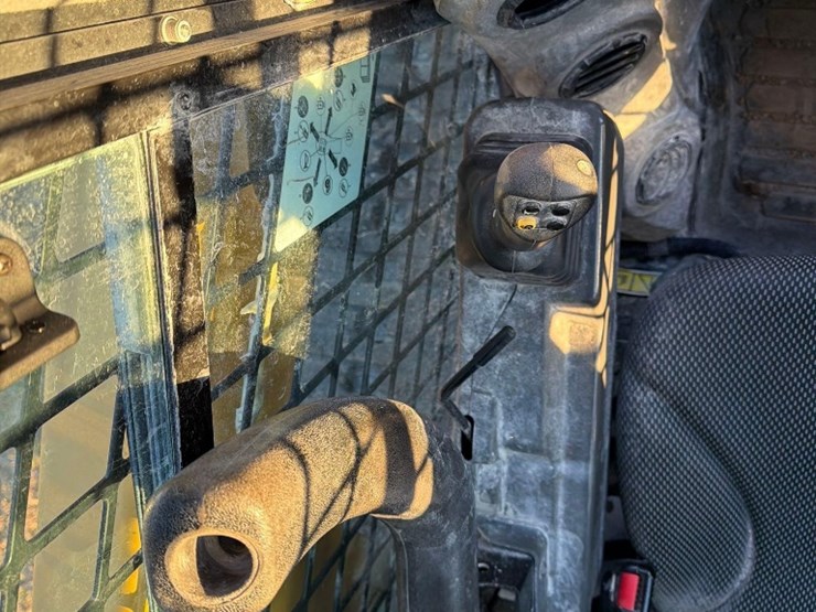 2020-caterpillar-249d3-image-16