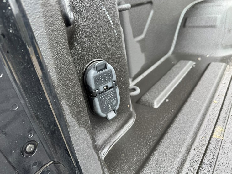 2021-chevrolet-3500hd-image-25