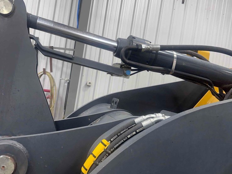 2011-deere-524k-image-10