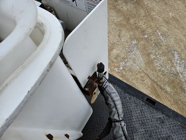 #309-•-2003-gmc-c5500-aerial-truck-image-31