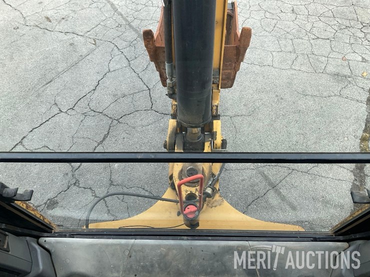 2017-caterpillar-420f2-image-58