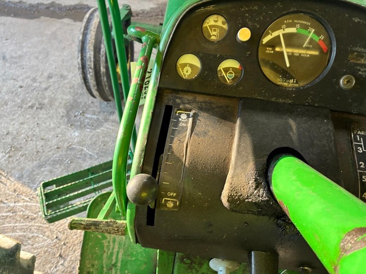 john-deere-3020-image-22