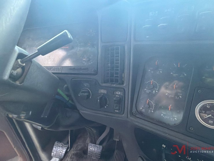 1997-kenworth-p-2000-sleep-truck-tractor-image-18