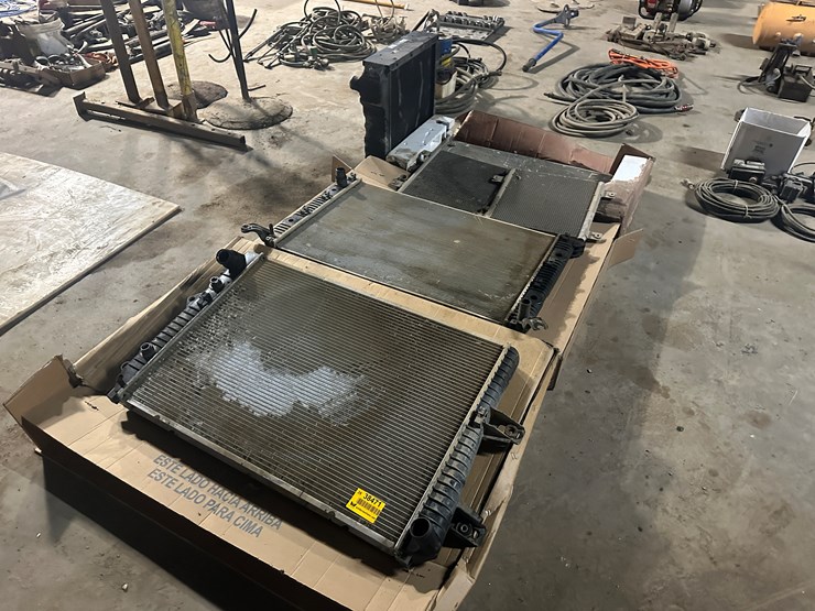 #38471-•-lot-of-radiators-&-misc-parts-image-1