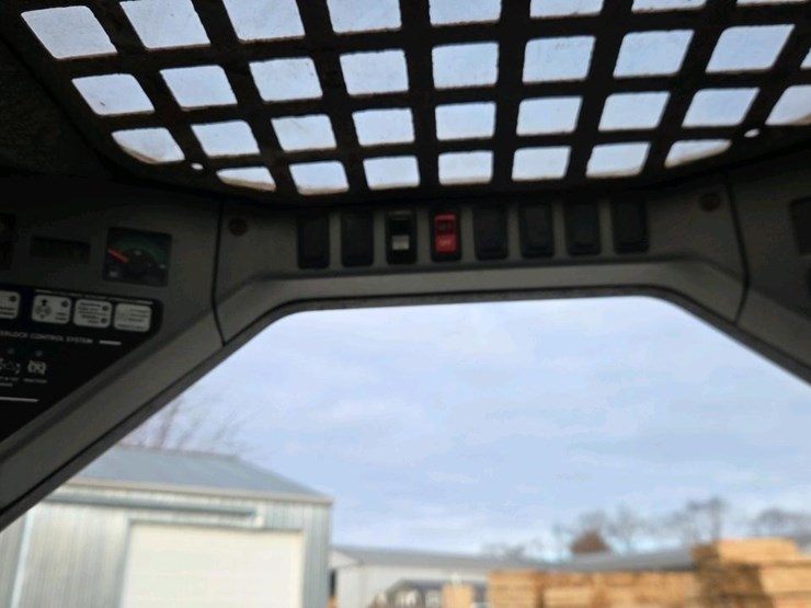 2007-bobcat-s300-image-23