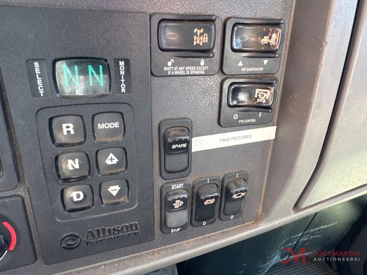 2019-peterbilt-348-image-23