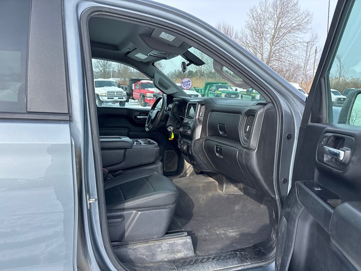 #1120-•-2019-chevrolet-silverado-4x4-crew-cab-image-13