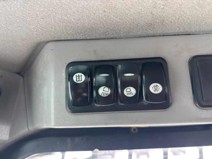 caterpillar-242d-image-40