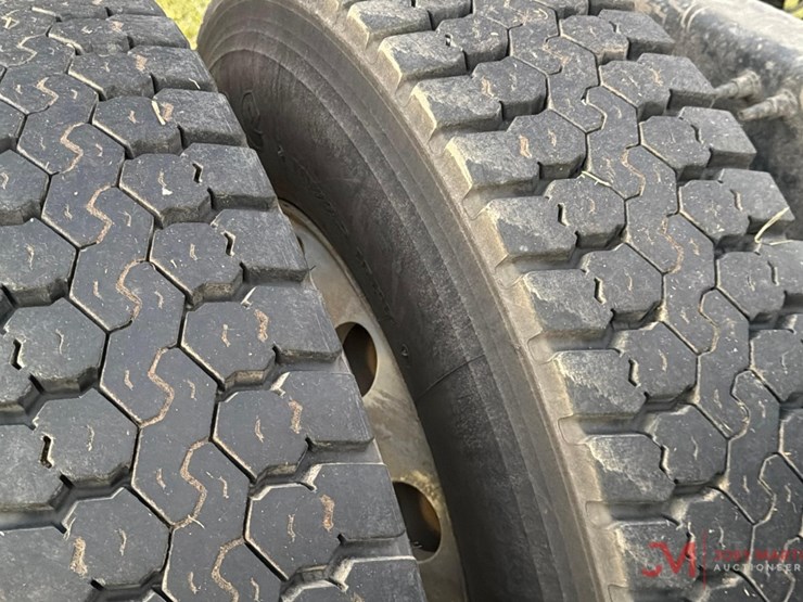 2015-volvo-sleeper-truck-tractor-image-21