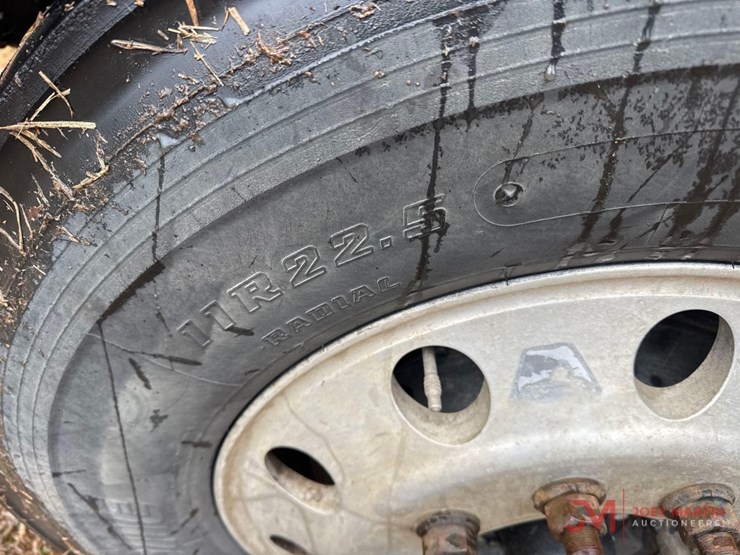 2013-freightlinerday-cab-truck-tractor-image-30