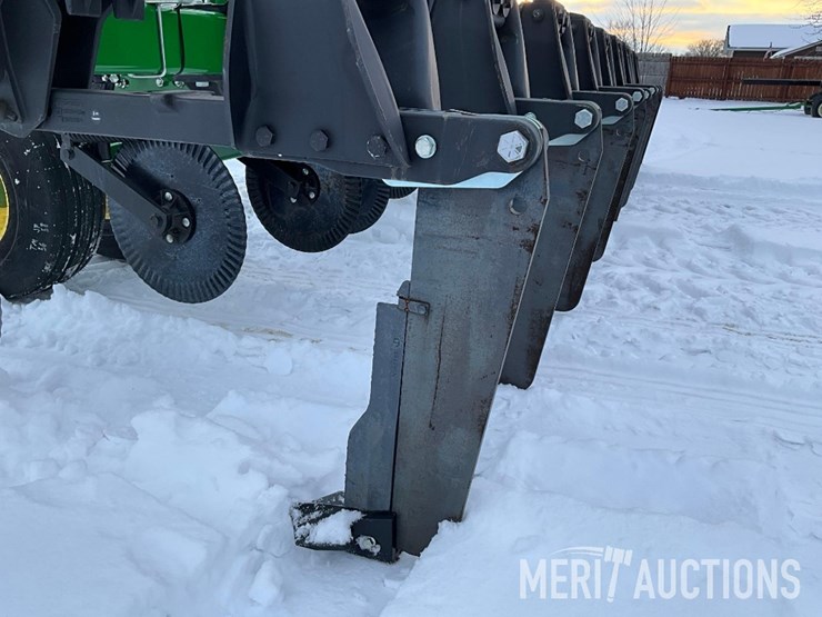 2023-john-deere-2100-image-12