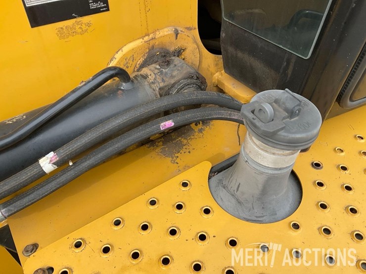 2017-caterpillar-420f2-image-22