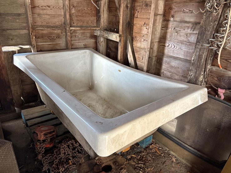 #393-•-jacuzzi-bath-tub,-never-installed-image-1