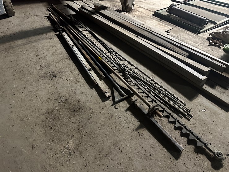 #38474-•-lot-of-header-sickles,-hydraulic-cylinder,-&-misc-image-1