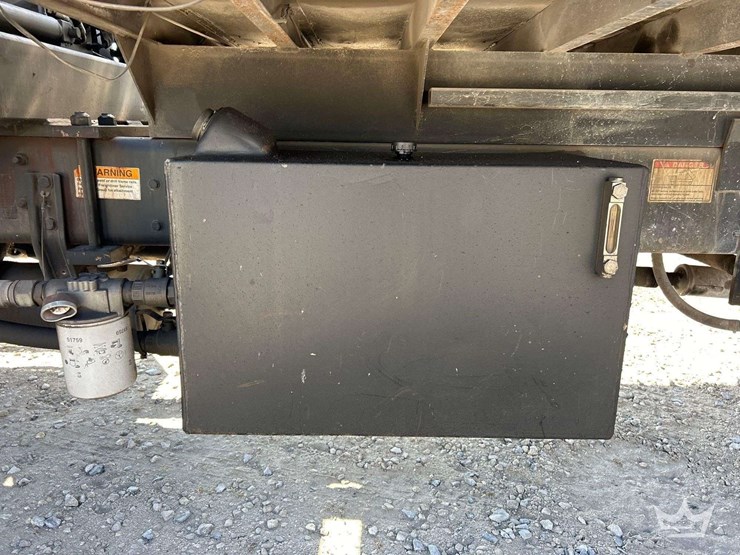 2010-freightliner-m2-106-image-30