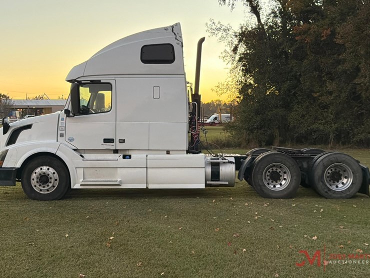 2015-volvo-sleeper-truck-tractor-image-6