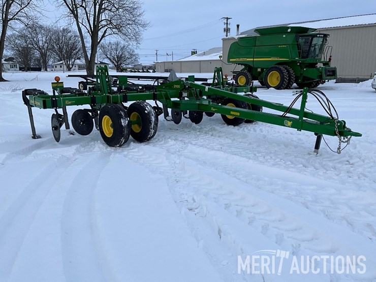 2023-john-deere-2100-image-6