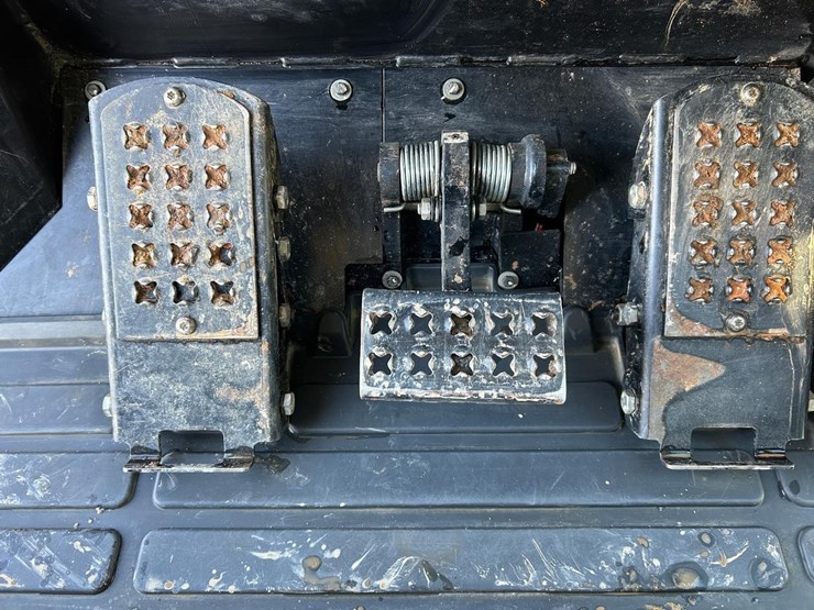 2017-caterpillar-963k-image-30