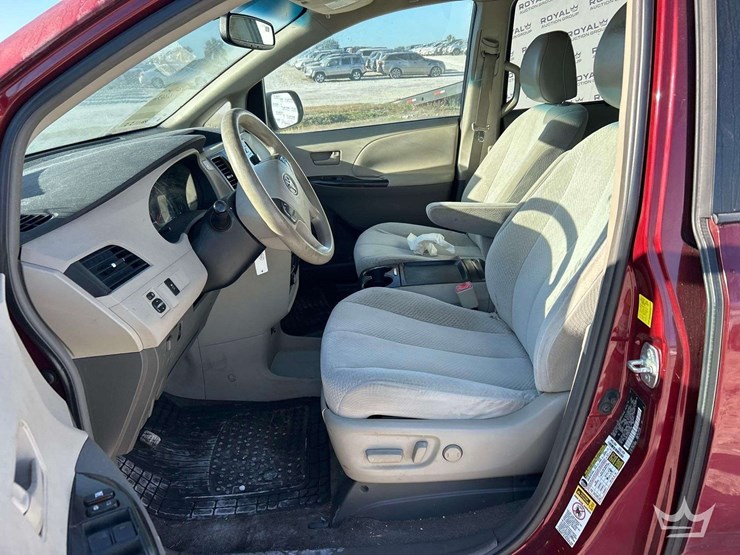 2011-toyota-sienna-image-12