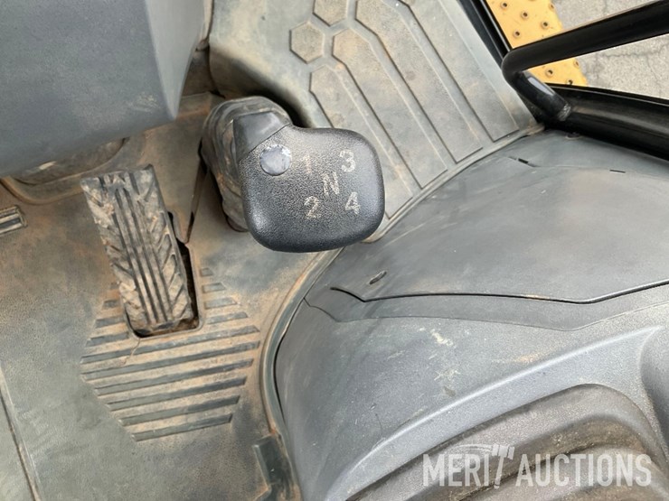 2017-caterpillar-420f2-image-62