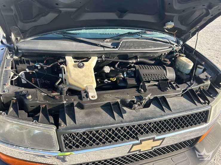 2017-chevrolet-express-3500-image-9