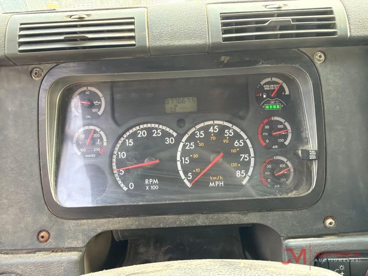 2013-freightlinerday-cab-truck-tractor-image-27