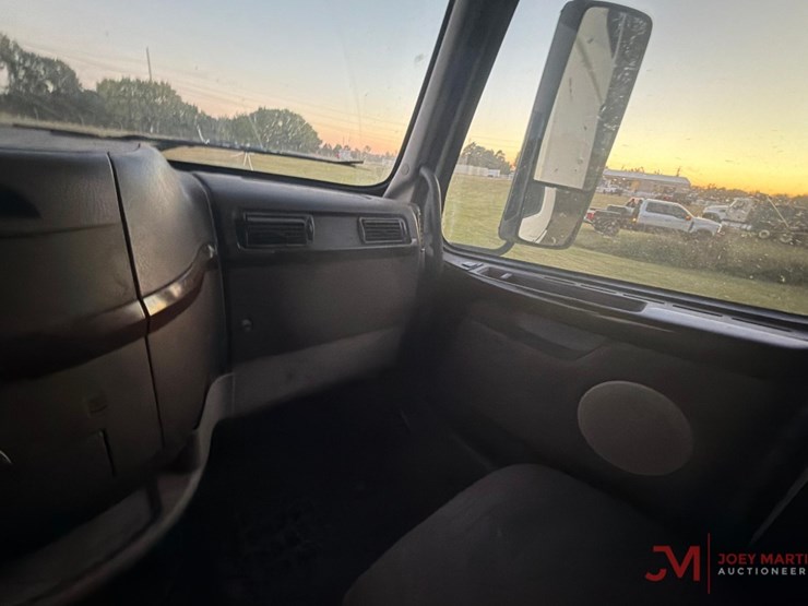 2015-volvo-sleeper-truck-tractor-image-20