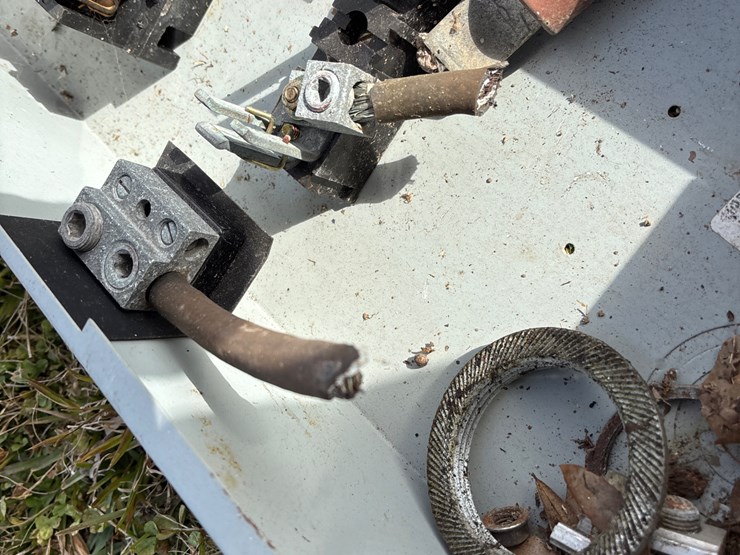 #390-•-high-voltage-breaker-box-image-3