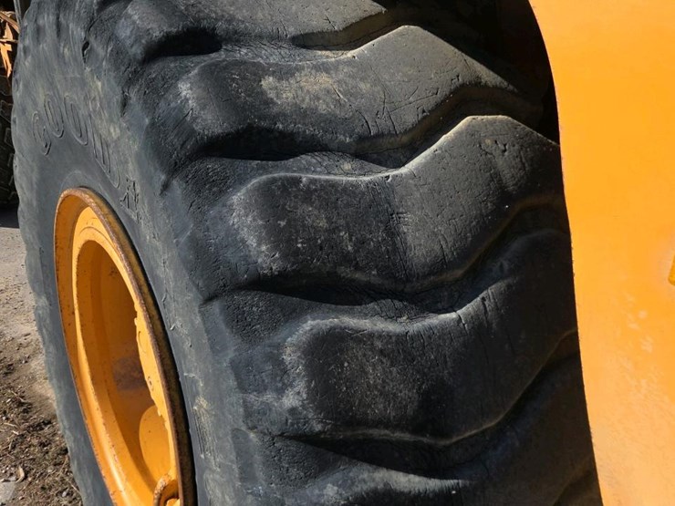 2005-deere-300d-image-21