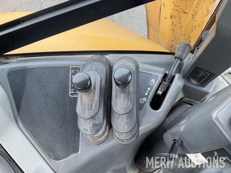 2017-caterpillar-420f2-image-60