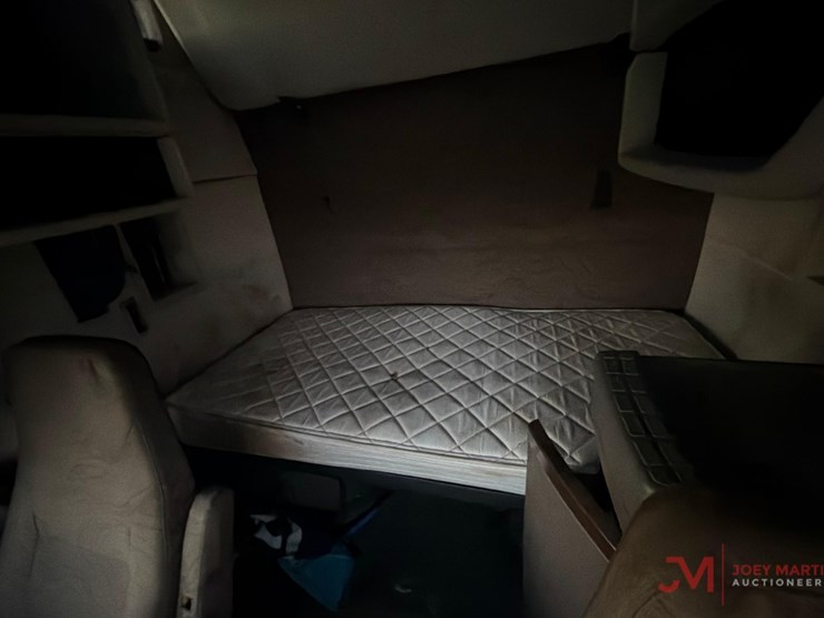 2015-volvo-sleeper-truck-tractor-image-18