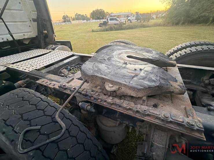 2015-volvo-sleeper-truck-tractor-image-11