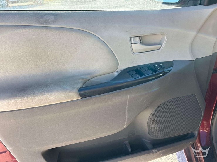 2011-toyota-sienna-image-11