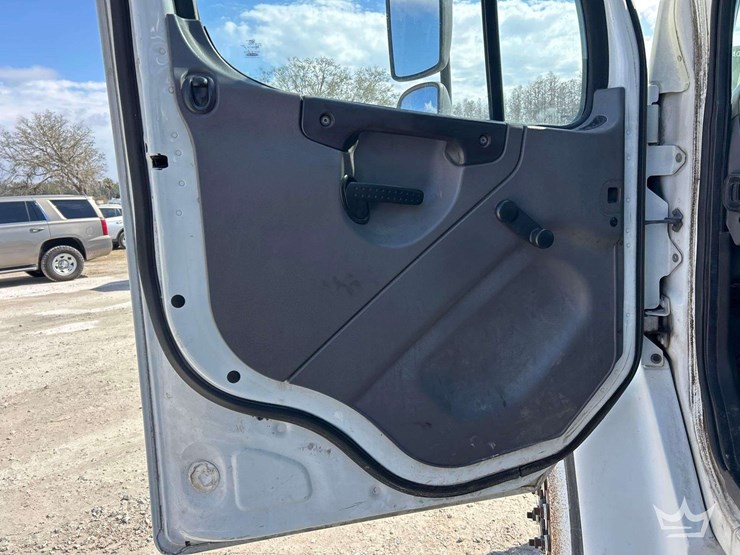 2010-freightliner-m2-106-image-11