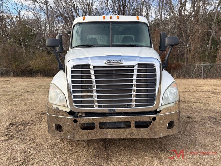 2013-freightlinerday-cab-truck-tractor-image-8