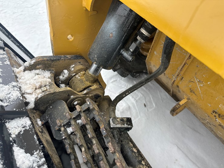 caterpillar-242d-image-25